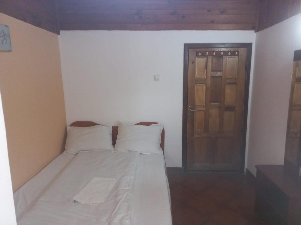 Double Room With Private Bathroom By Osteria Constantino Тырговиште Экстерьер фото