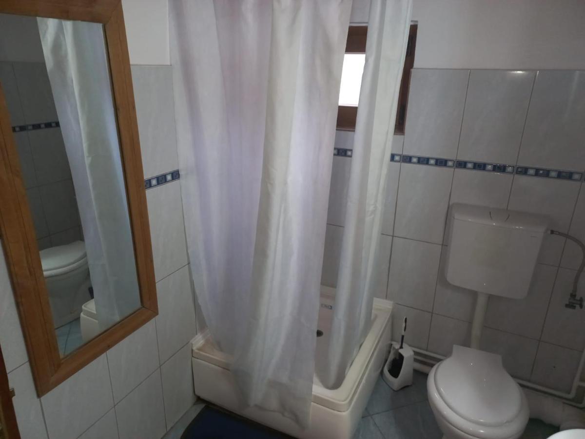Double Room With Private Bathroom By Osteria Constantino Тырговиште Экстерьер фото