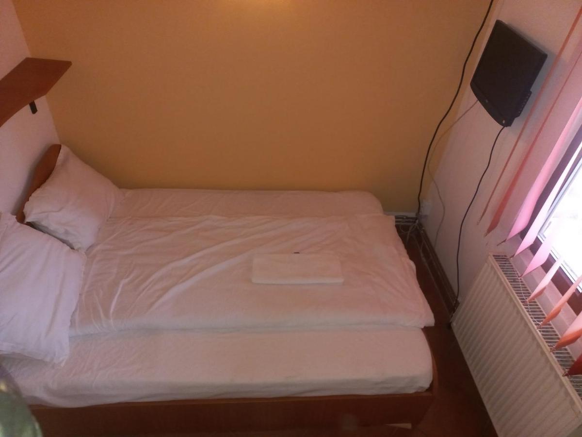 Double Room With Private Bathroom By Osteria Constantino Тырговиште Экстерьер фото