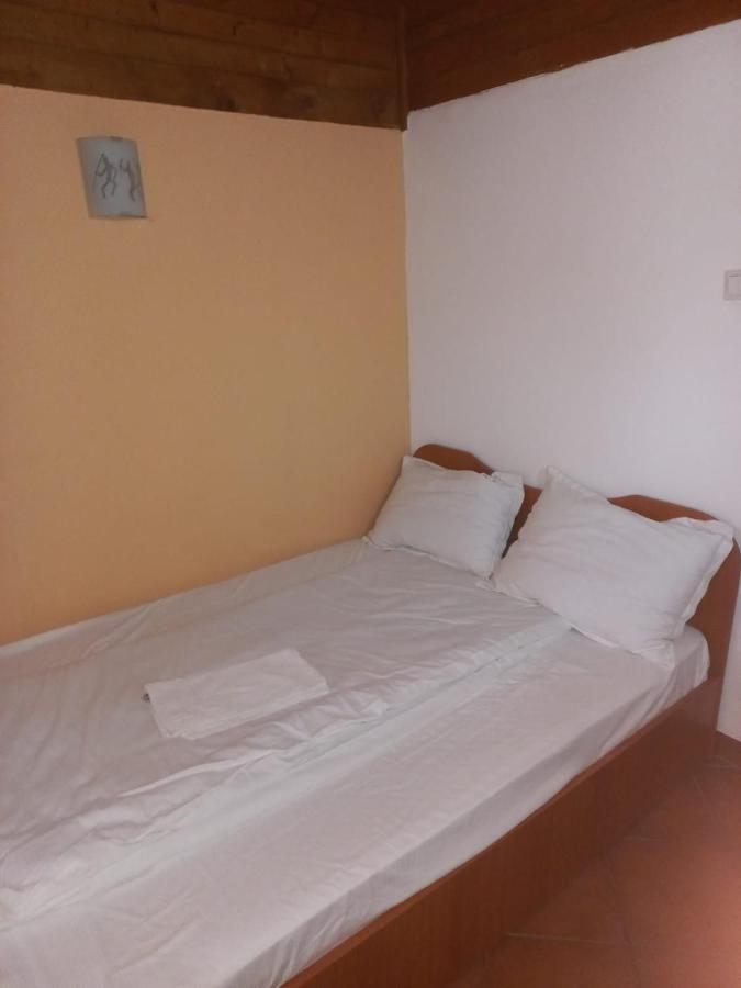 Double Room With Private Bathroom By Osteria Constantino Тырговиште Экстерьер фото